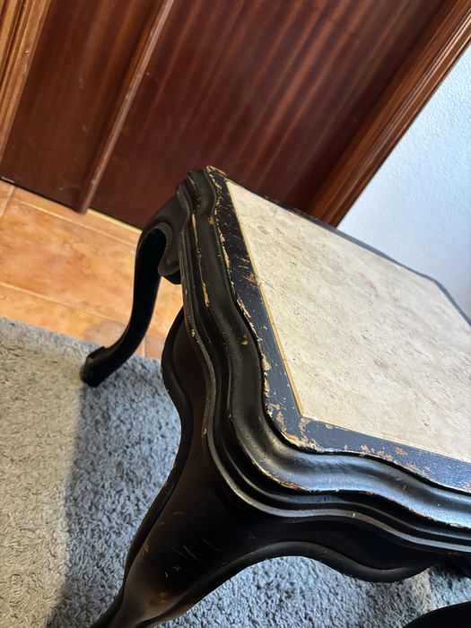 Mesa de centro de madeira com tampo de mármore