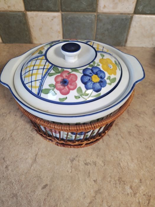 Porcelanowe naczynie z pokrywką w wiklinowym koszyku ręcznie malowane
