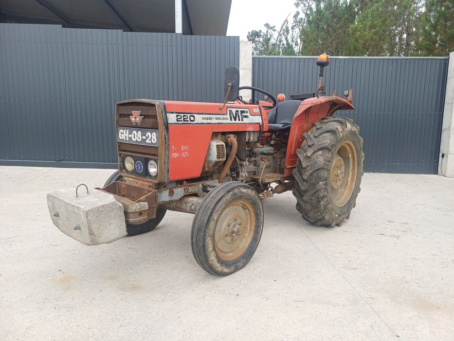 Trator Massey Fergunson 220 (com avaria)