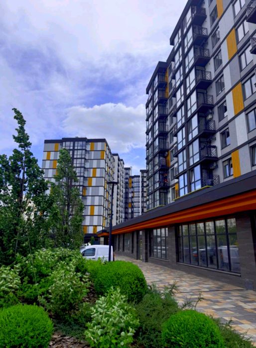 Вишневе. Європейська 32 В . Фасад. Вітрина . Приміщення S-42кв.м