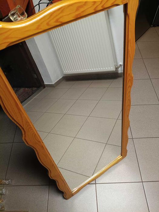 Lustro w drewnianej ramie