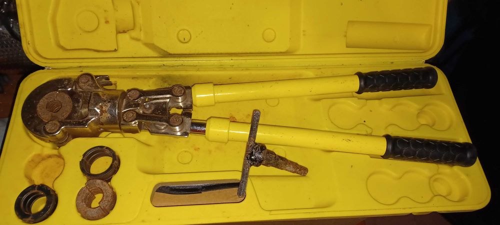 Alicate cravar multicamada com matrizes