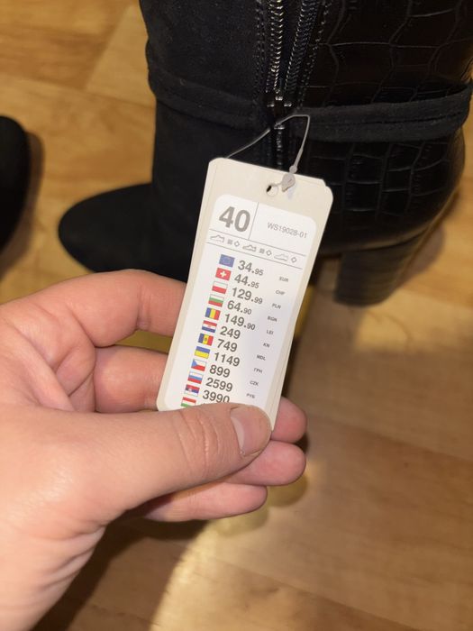 Nowe zamszowe botki z wstawkami skórki i z metalowymi elementami, CCC,