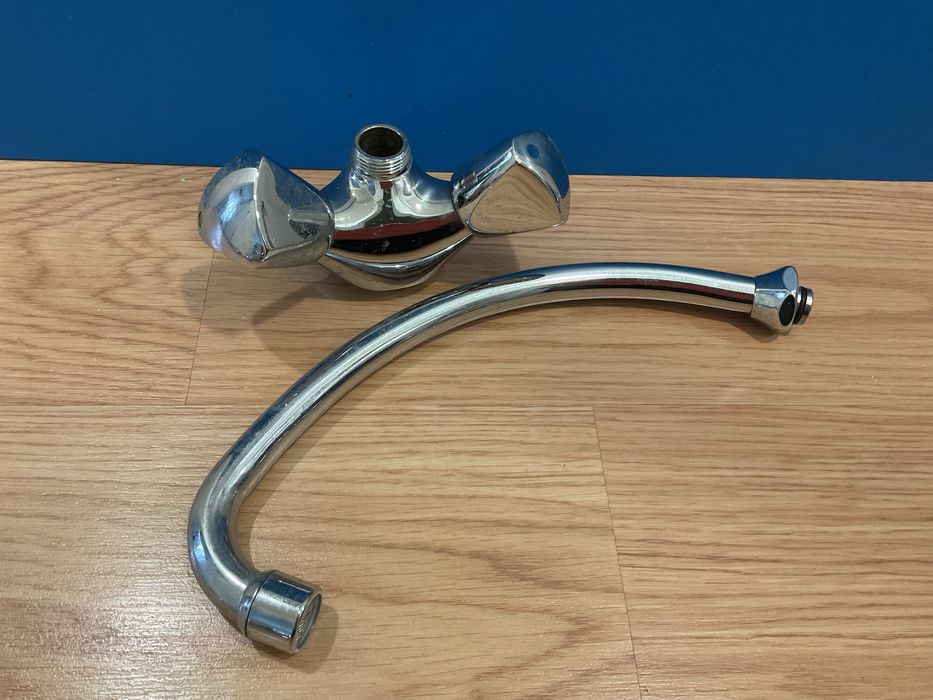 Torneira misturadora cozinha. Nova