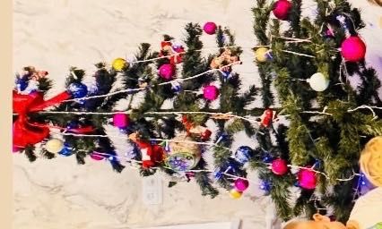 Новорічна ялинка з іграшками