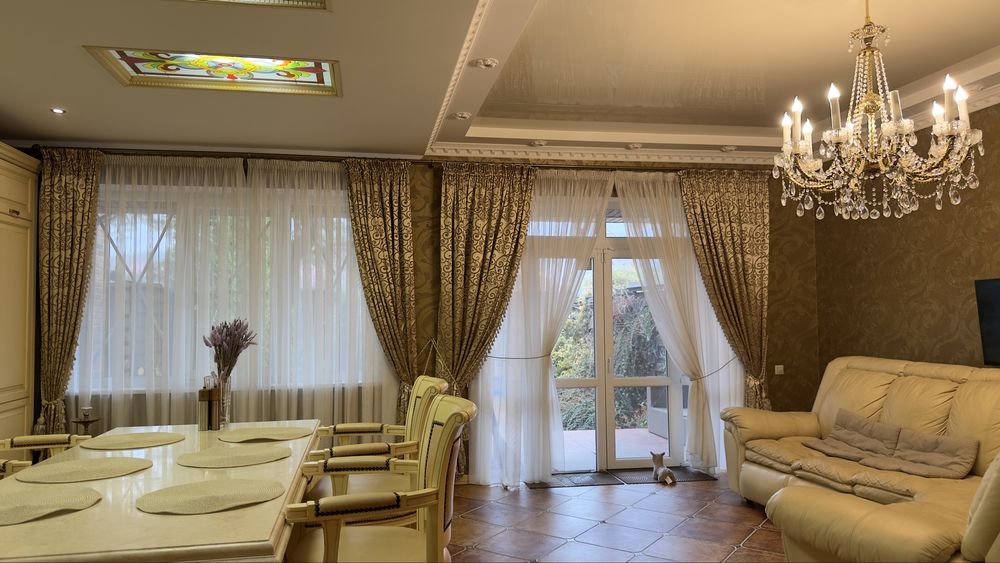 Неймовірний , великий таун хаус з гаражем.