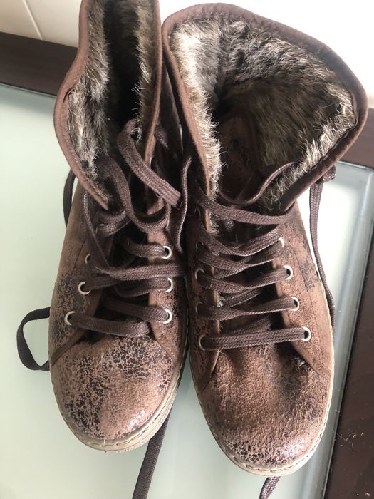 Botas castanhas, Victoria
