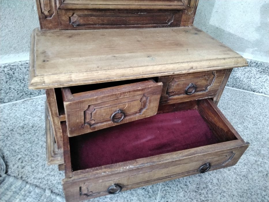 Stara, drewniana toaletka