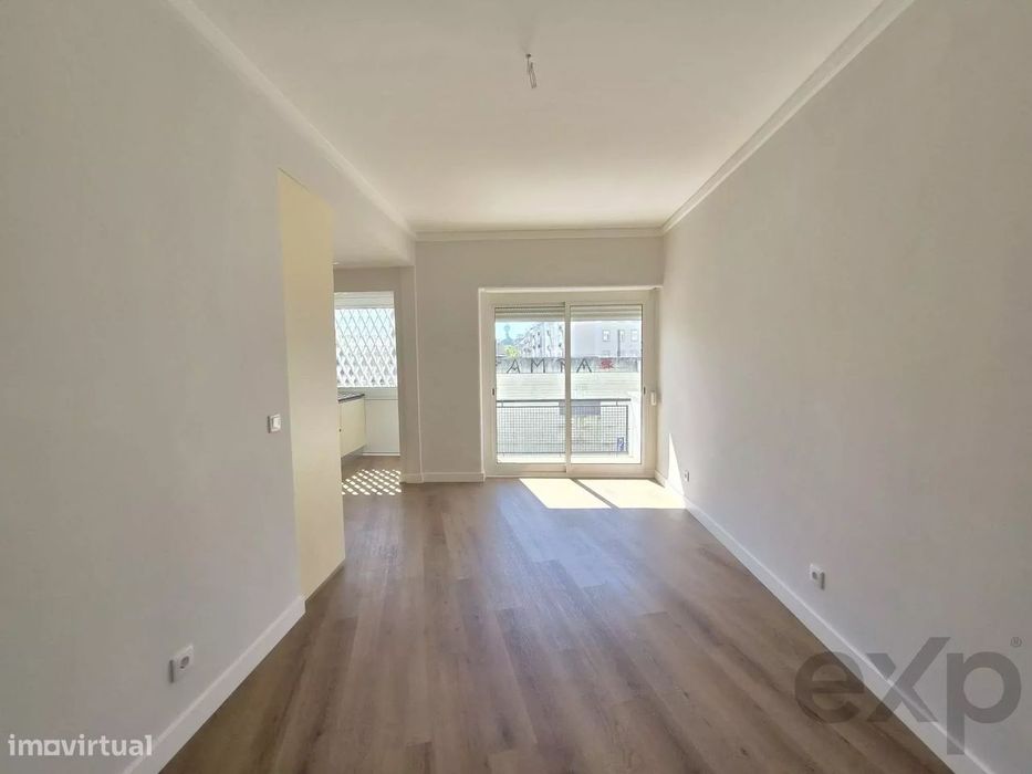Apartamento T5 com elevador e varanda em Entrecampos