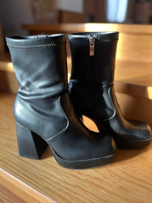 Botas com salto pretas
