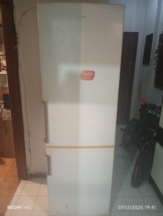 Frigorífico usado e antigo