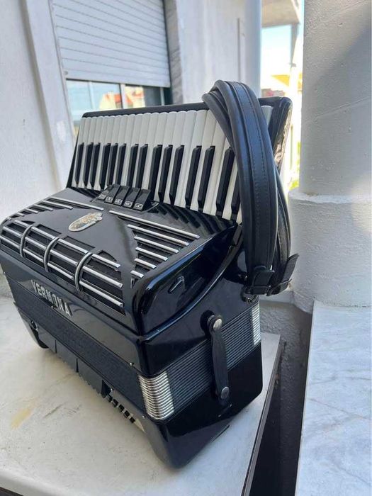 Acordeão VERMONA Mod. 87 Farfisa Italiano — Preto, à 3a voz, em bom estado, com mala e correias