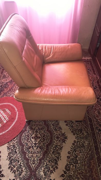 Крісло шкіряне з пуфом