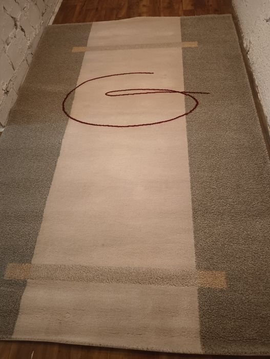 Dywan zadbany gruby, miękki.