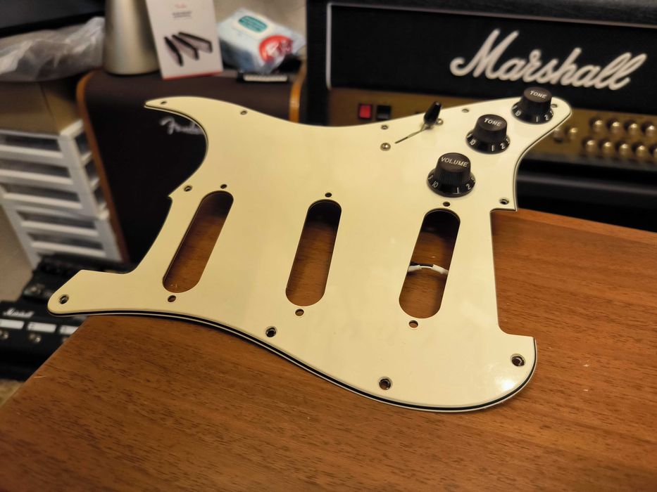 Пікгард фірмовий для Fender Stratocaster від EMG