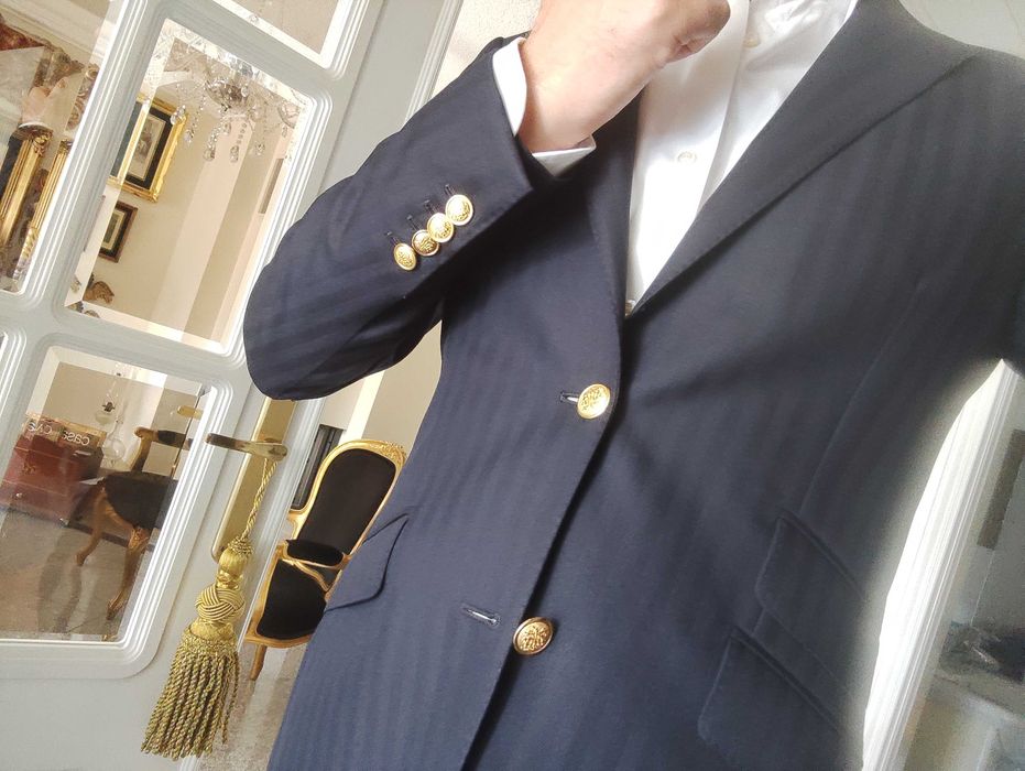 Blazer espinhado azul escuro botões dourados forro vermelho. Oficina Mustra. Luxo