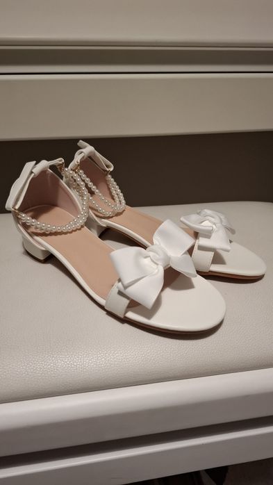 Piękne sandałki na obcasie