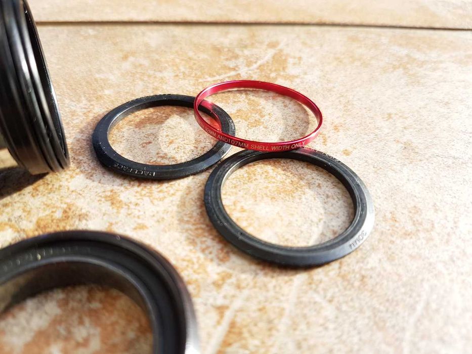 NOWY wkład suportu press fit RACE FACE BB92, PF30, 92/89.5mm, NOWY