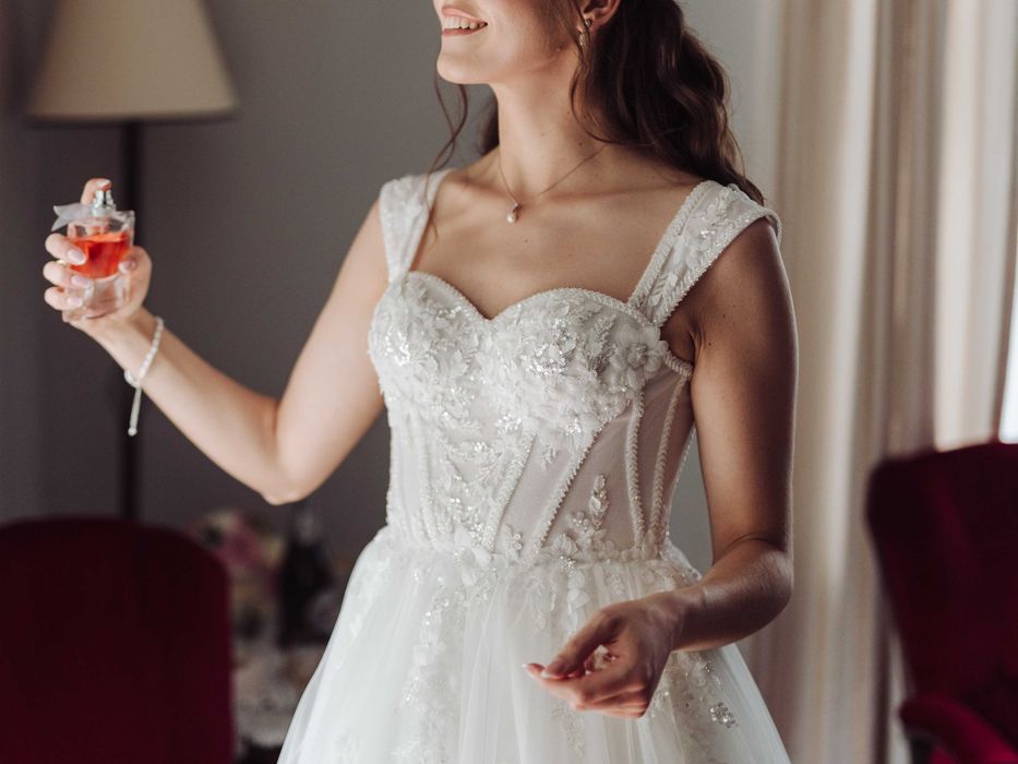 Suknia ślubna ze zdobionym gorsetem r. 40/42 (szyta na 180+5 cm obcas)