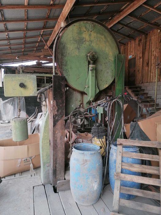 Maquinas de uma serração e de uma fábrica têxtil