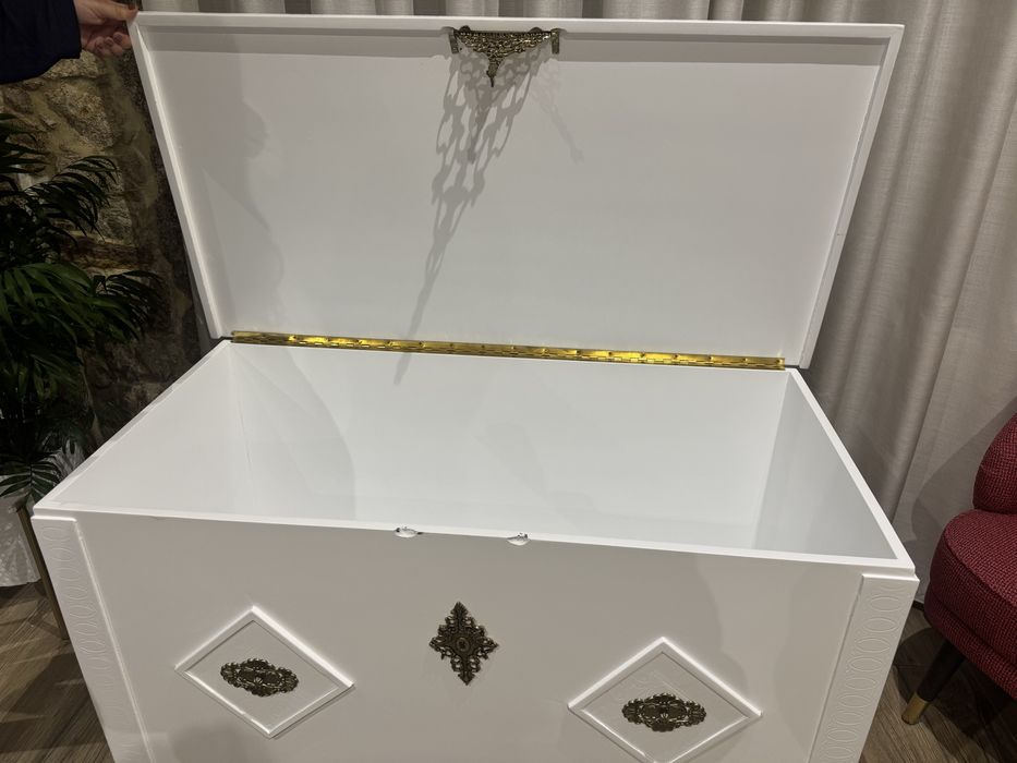 Arca lacada a branco