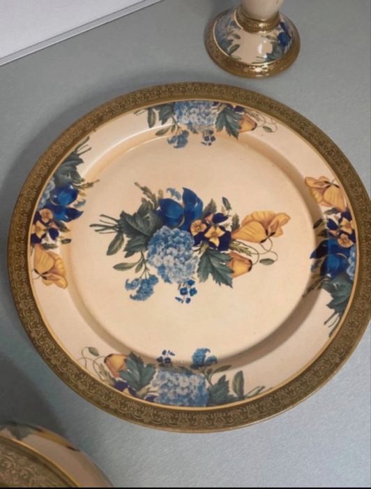 Conjunto de porcelana decorativa com detalhes dourados