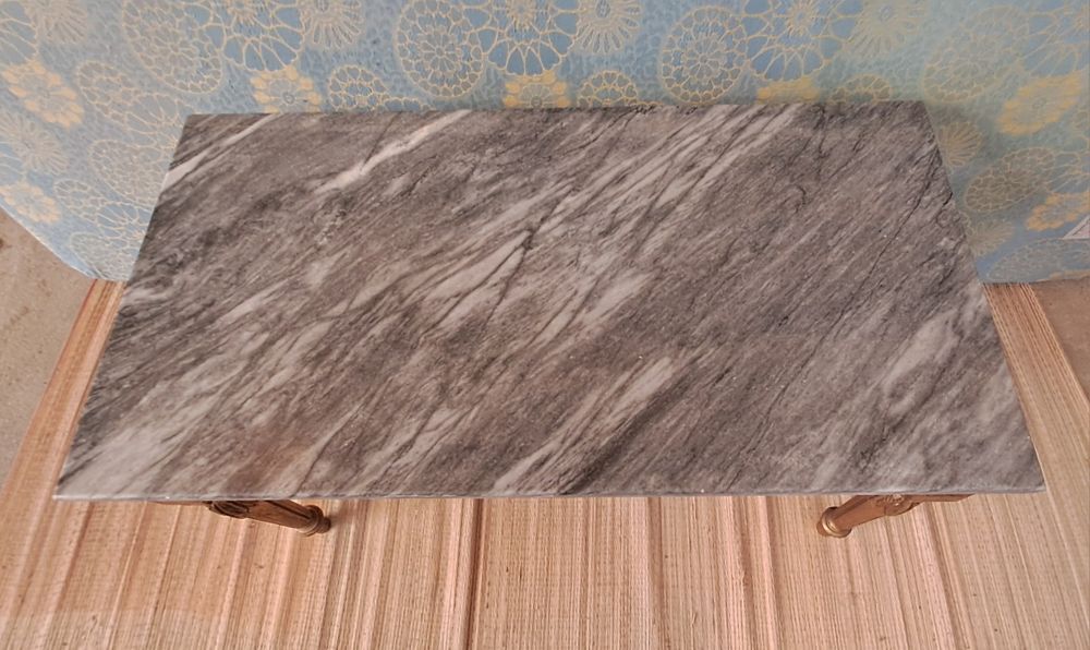 Mesa de centro com tampo em mármore 84x44x44cm