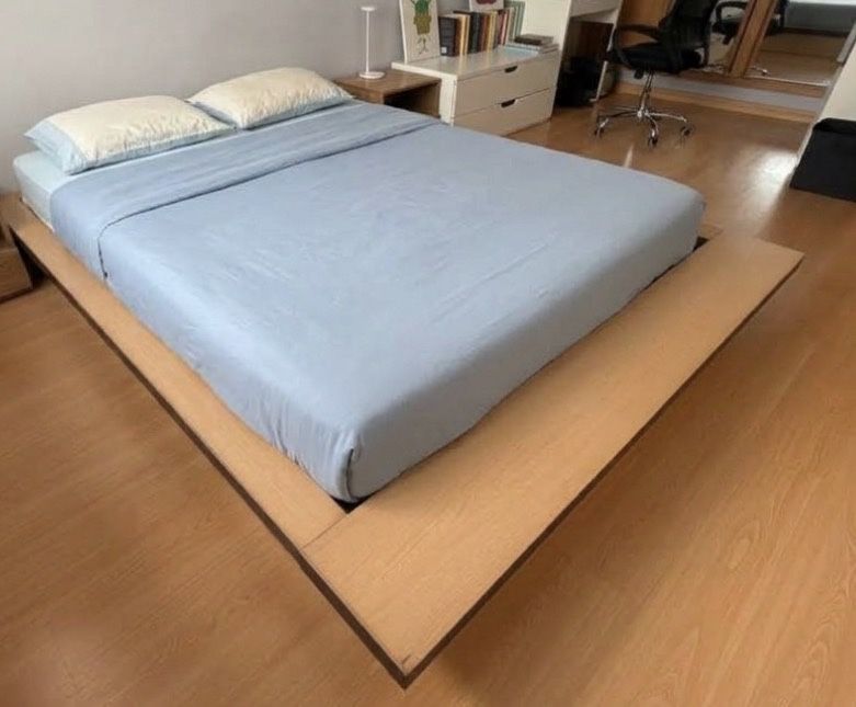 Cama de Casal + Mesa de Cabeceira (Sólida e Resistente) – Venda Rápida!