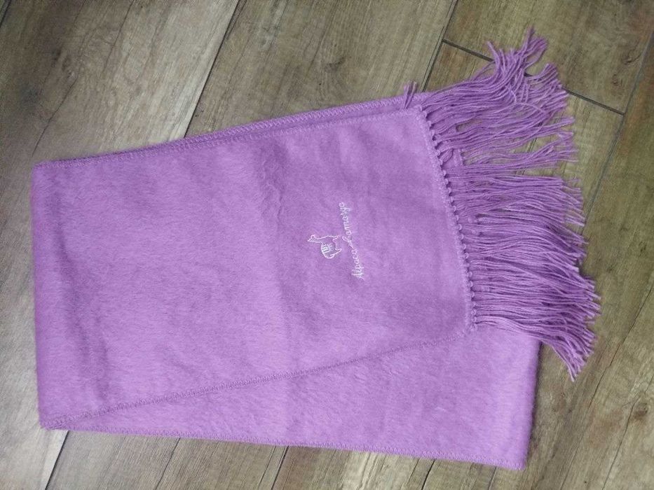 Теплий, м'який та натуральний шарф для холодних зимових днів.