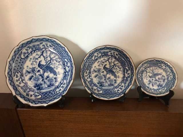 Conjunto 3 pratos em porcelana do Japão com desenho de pavão