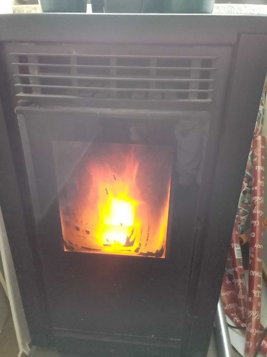 Lareira a Pellets METLOR – Excelente Estado, Tubos incluídos.