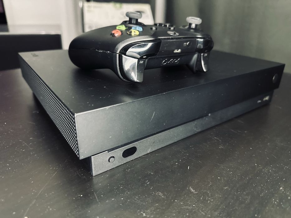 Xbox One X 1TB plus pad
