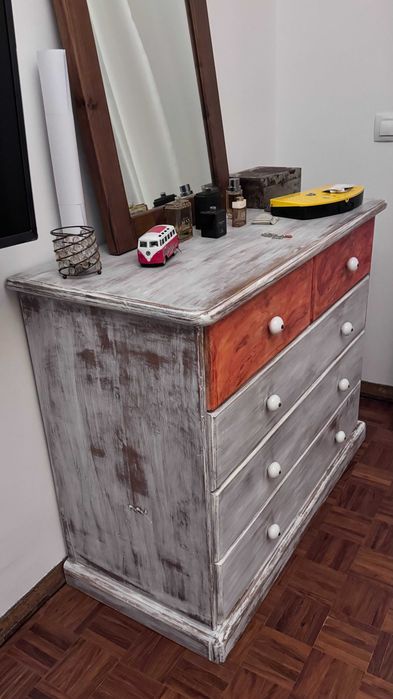 Cómoda e Mesa de Cabeceira