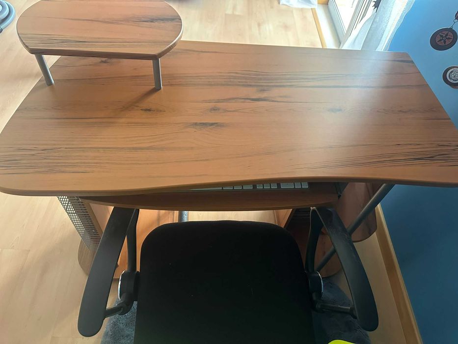 Mesa de escritório e cadeira