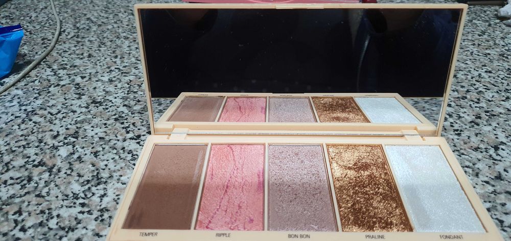 Paleta de contorno, blush e iluminador revolution