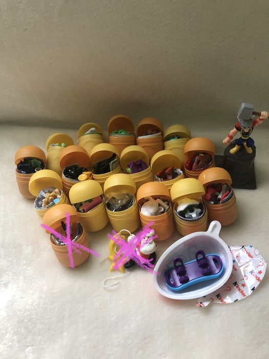 Іграшки кіндер в капсулах з вкладишами