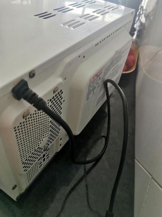 Microondas a funcionar perfeitamente