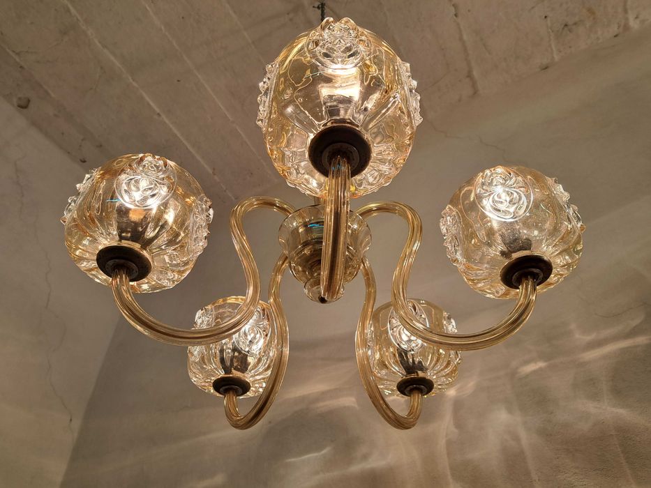 Żyrandol szklane ramiona klosze jak Murano szkło opalizujące