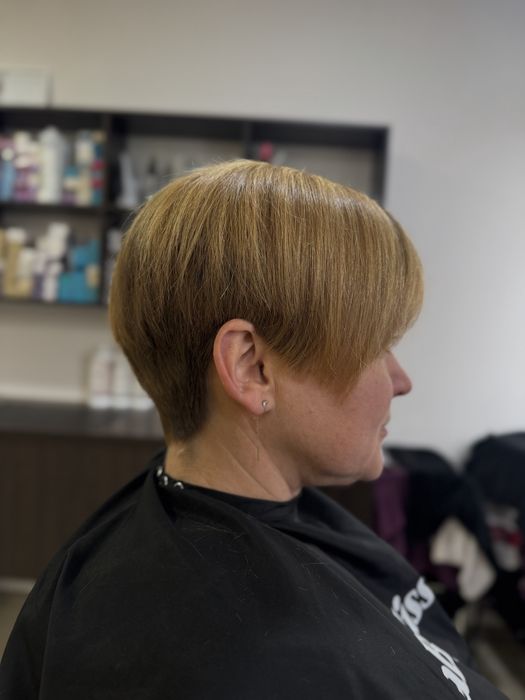 Стрижка жіноча 200грн