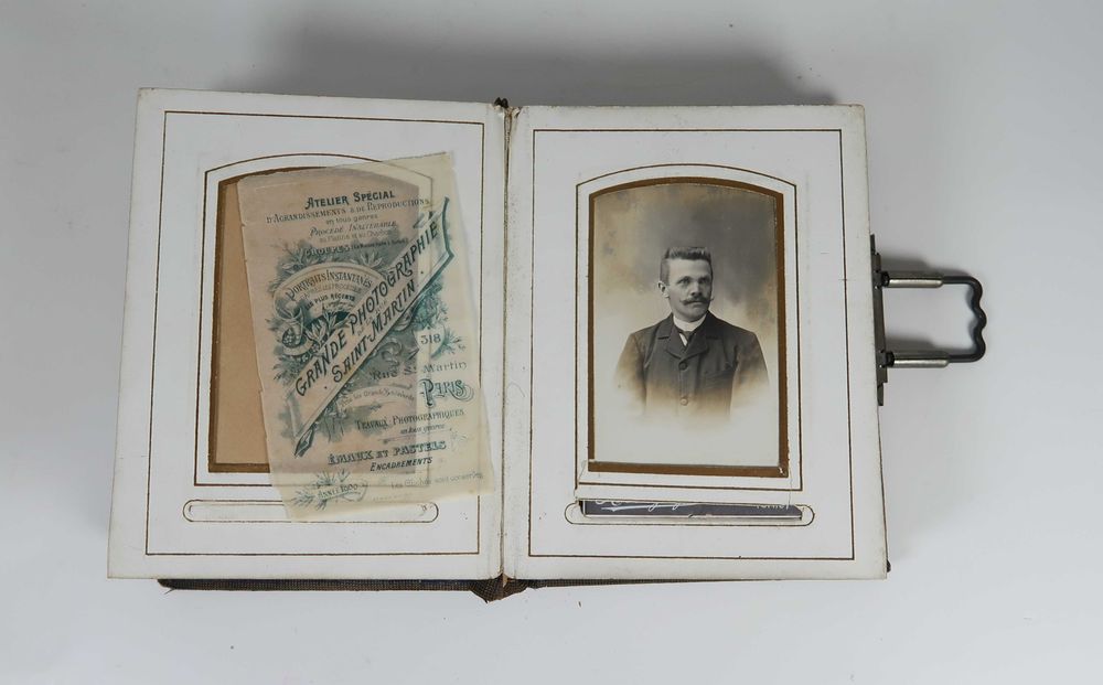 Álbum fotográfico com 16 fotografias Séc. XIX/XX