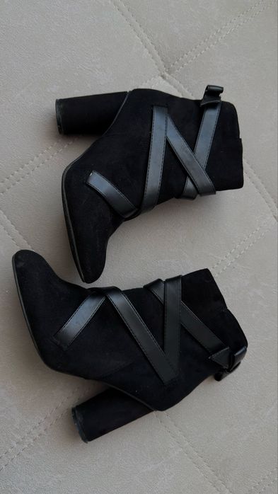 Ботильйони напівчеревики черевики сапожки чоботи 38 розмір замшеві