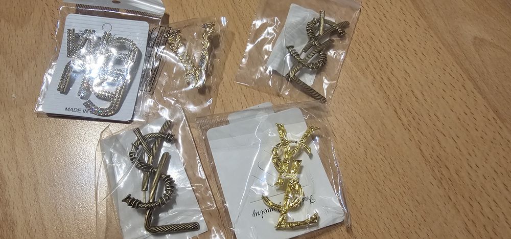 Broszka logo ysl vic wang gold 1szt.