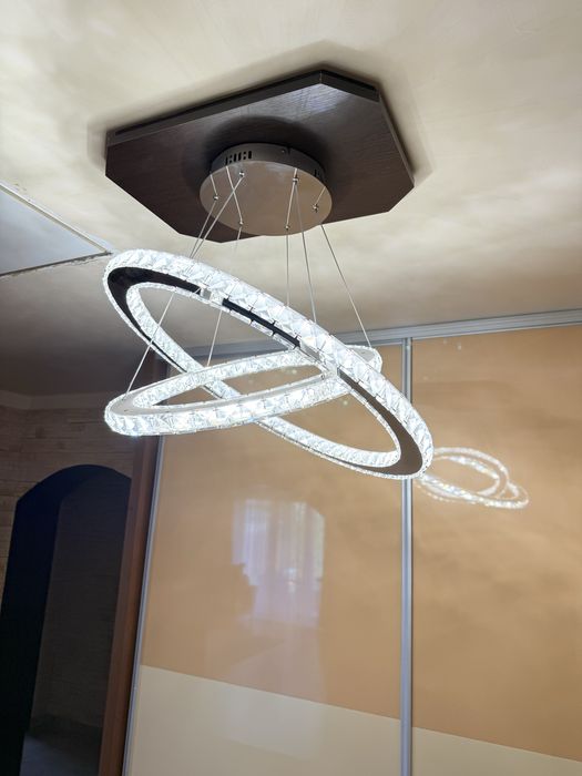 Nowoczesna lampa sufitowa LED / żyrandol kryształowy / chrom