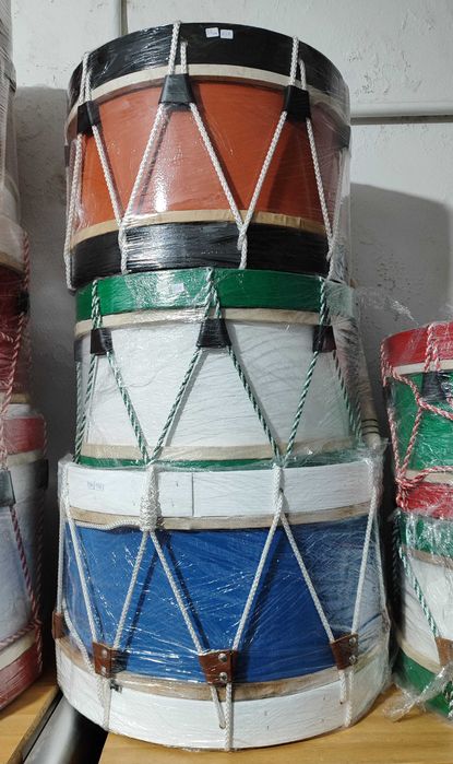 Bombos tradicionais de diferentes tamanhos