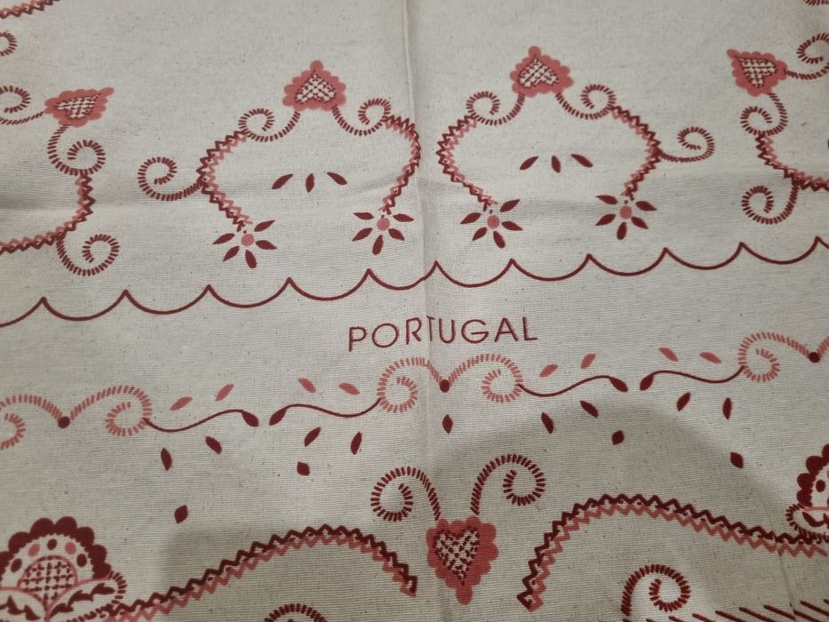 Toalha de mesa bordada a  mão