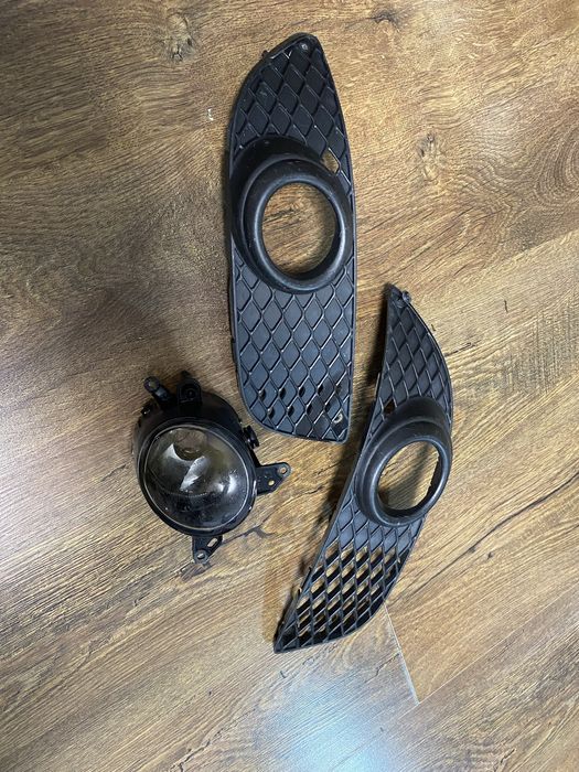 Решотка противотуманок в бампер и правая туманка лансер 10