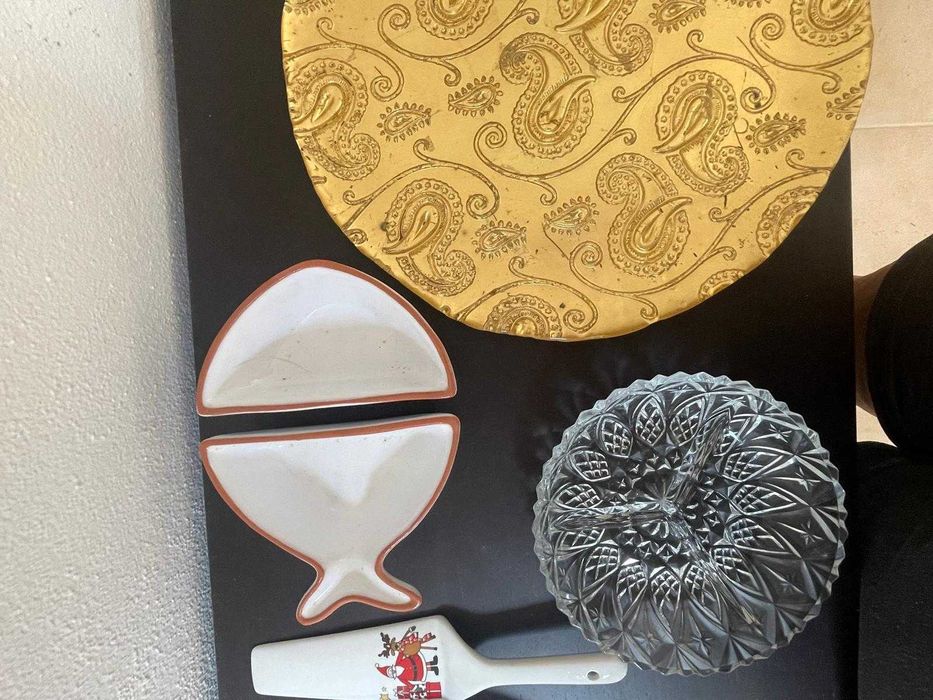 Conjunto de pratos e travessas de servir elegantes e variados