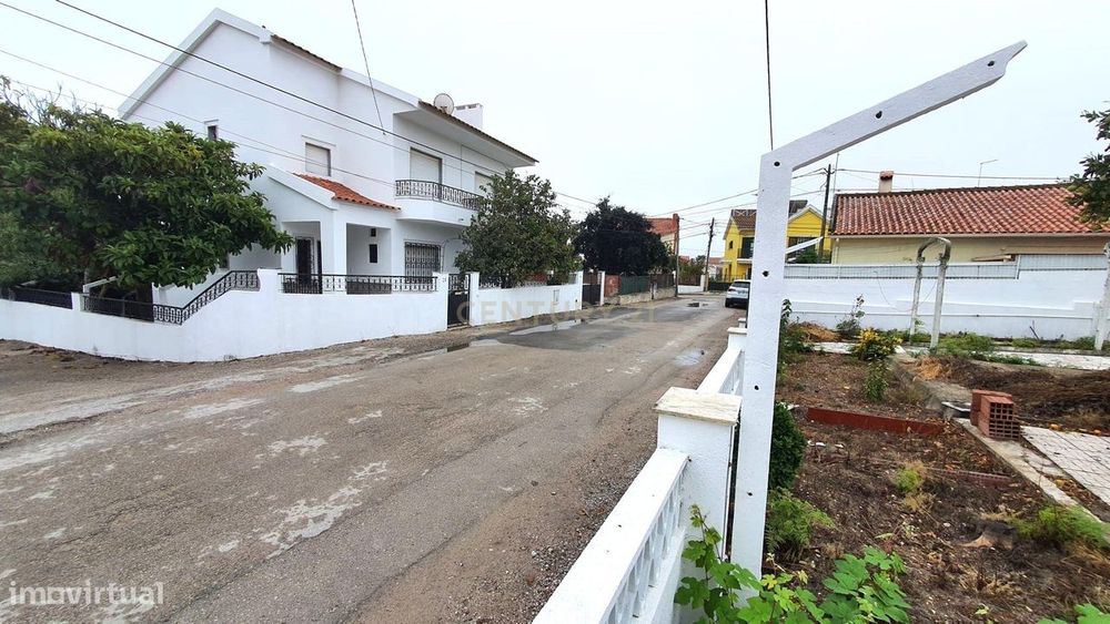 Moradia Térrea  nas Quintinhas - Charneca Caparica  # Preço Negociável