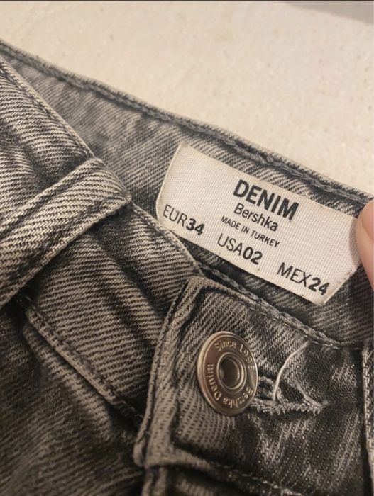 Czarne spodnie jeansowe z dziurami bershka