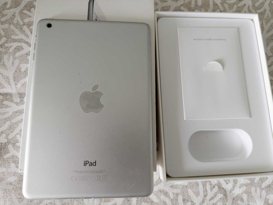 Apple iPad Mini 1st Gen 7.9" 16GB - Preto/Cinzento Sideral WiFi